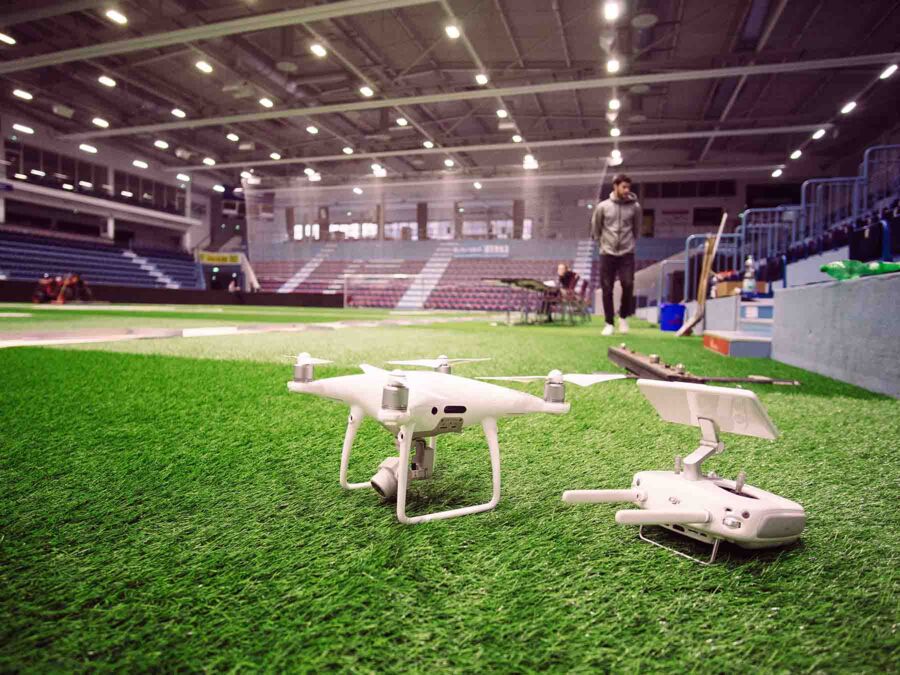 Drohne auf einem Fußballfeld