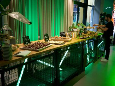 Buffet aus Gitterboxen