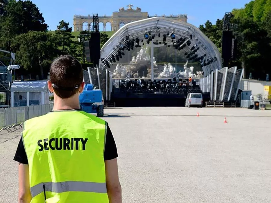 Security Mann vor einer großen Bühne