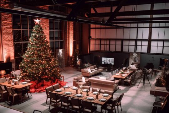 Halle mit vielen Tischen und einem großen Weihnachtsbaum in der Mitte