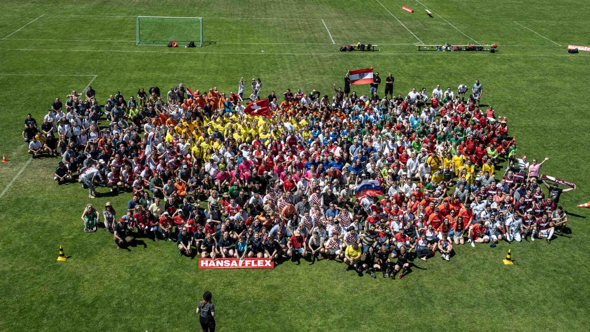 großes Gruppenbild auf einem Fußballrasen beim Hansaflex Fußballturnier
