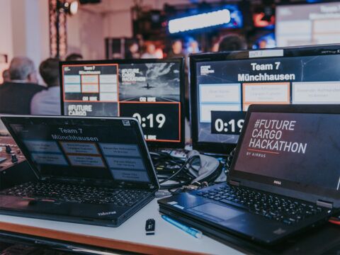 vier Bildschirme für den future Cargo hackathon