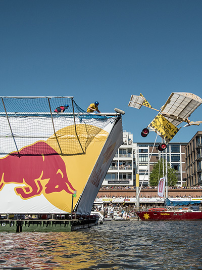 Red Bull Flugtag Bremen, Flugzeug ist in der Luft am Europahafen